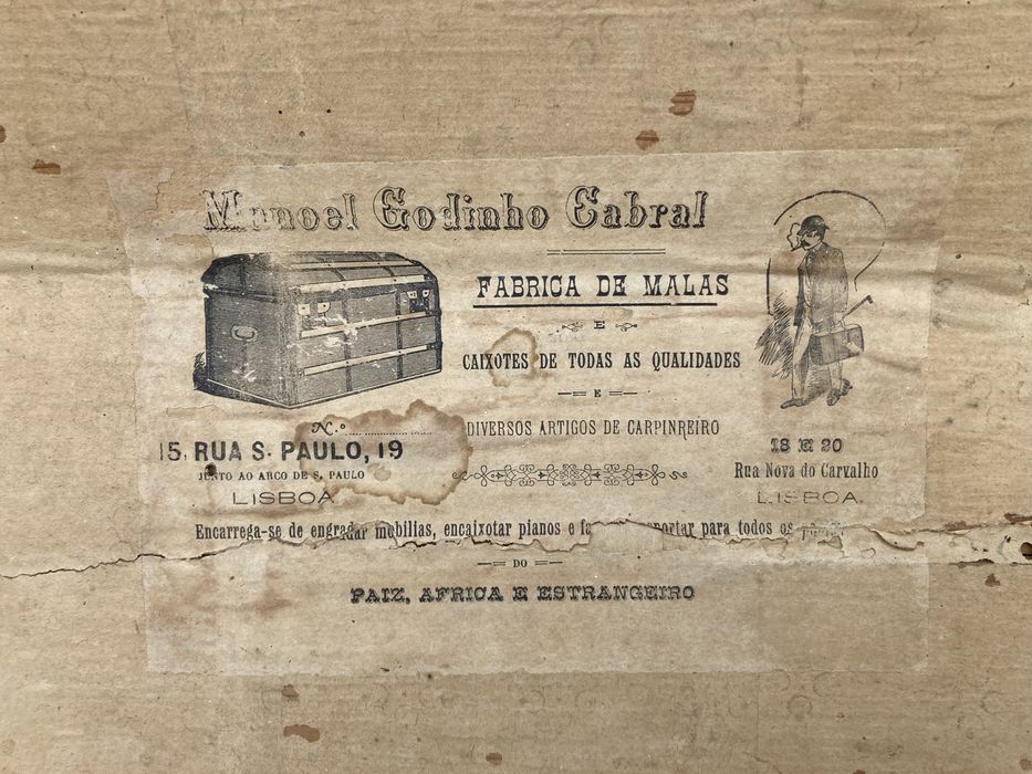 Arca centenária com motivos decorativos em baixo relevo