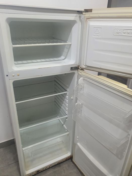 Frigorífico com algumas marcas