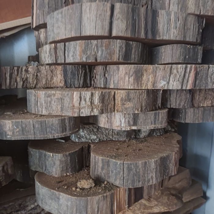 Pranchas em madeira de acácia, oliveira e carvalho.