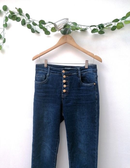 Calças de Ganga Escura com botões dourados