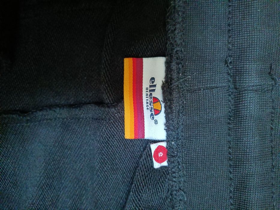 Dresy, rozmiar S, Ellesse, czarne
 Wygodne i stylowe, idealne do aktyw
