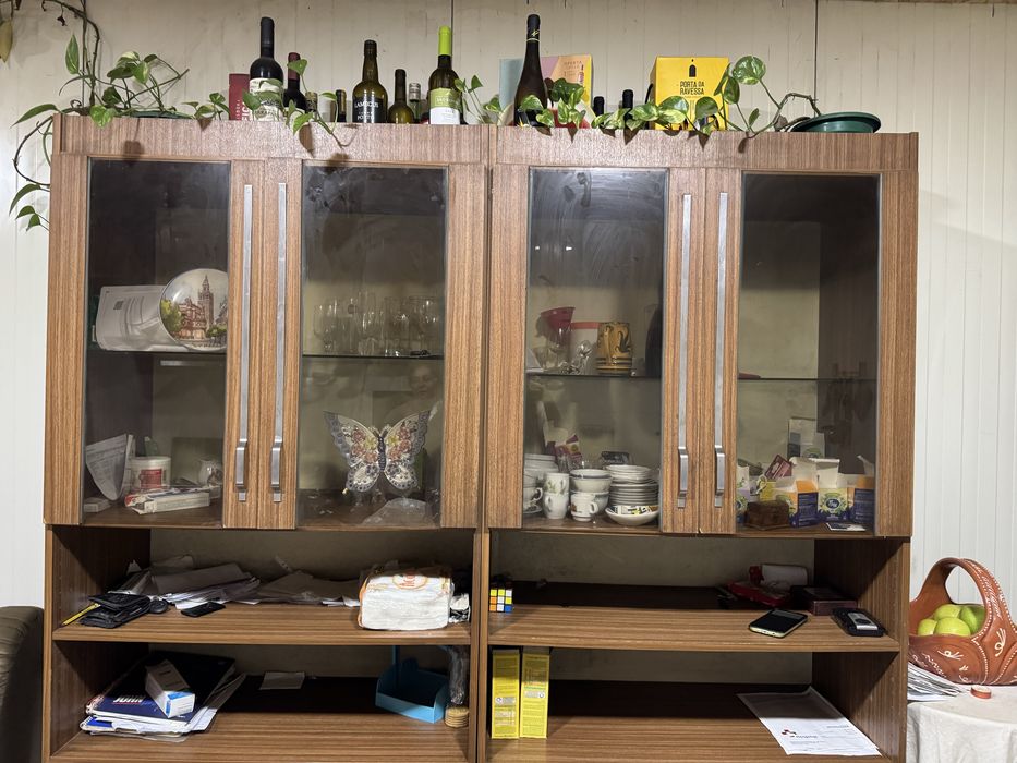 Louceiro / móvel de sala grande com vitrines e muita arrumação