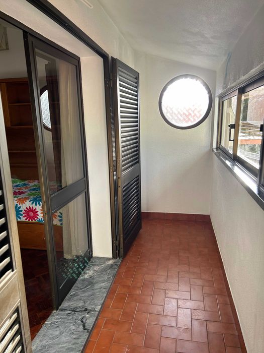 Arrendo quarto grande em moradia