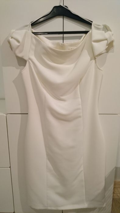 Sukienka w kolorze ciepłego bialego