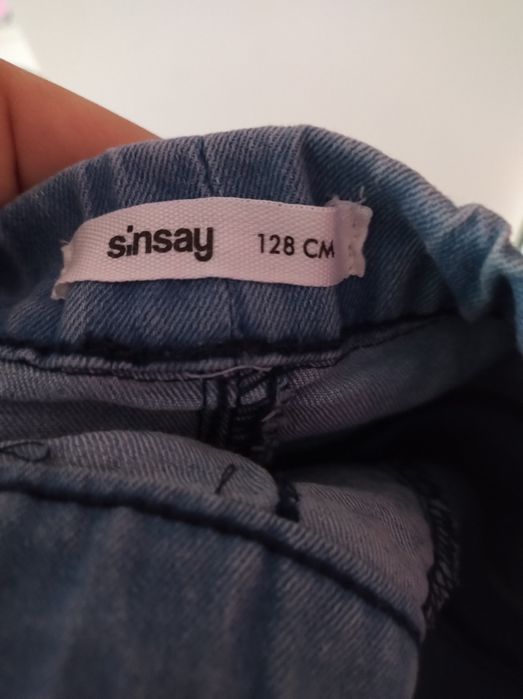 Nowe spodnie jeansowe dla dziewczynki Sinsay