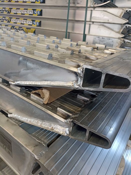 Najazdy aluminiowe pełne 2,5m do 25 T mocowanie J lub G, tania dostawa