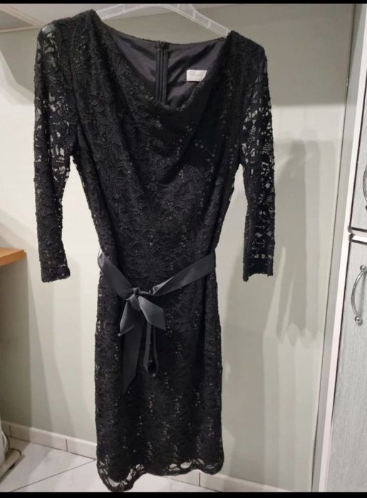 Czarna sukienka z koronki