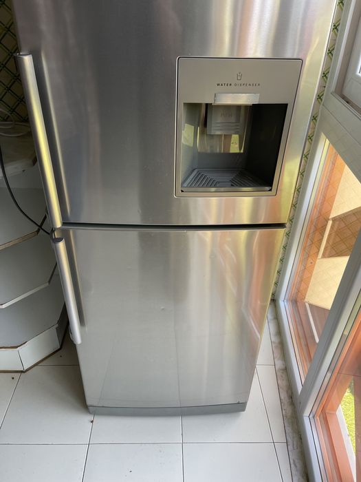 Frigorífico LG com dispensador de água