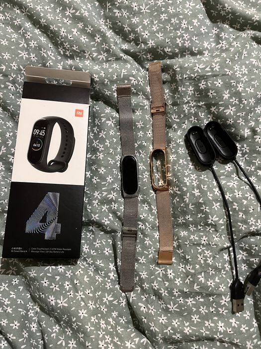 Mi Smart Band 4 z opaskami