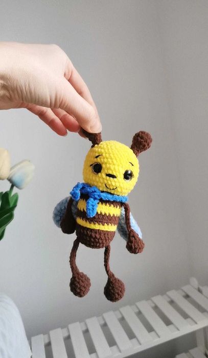 Pszczóla na szydełku, maskotka przytulanka handmade, dekoracja