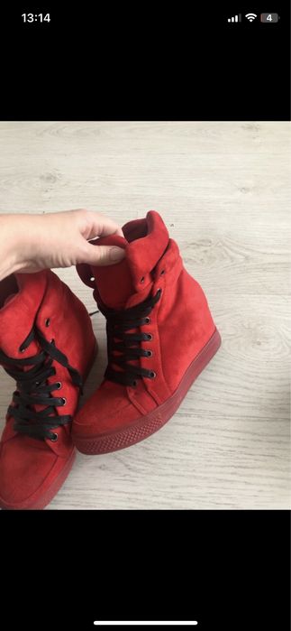 Sneakersy czerwone na koturnie
