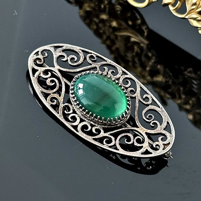 Srebrna broszka z naturalnym Szmaragdem z ok. 1950r próba 835