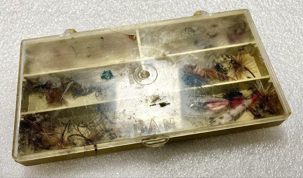 Zestaw starych muszek wędkarskich DAM oraz przyponów Hardy
