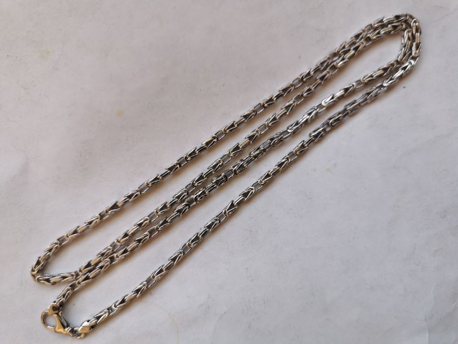 Цепочка из белого золота.