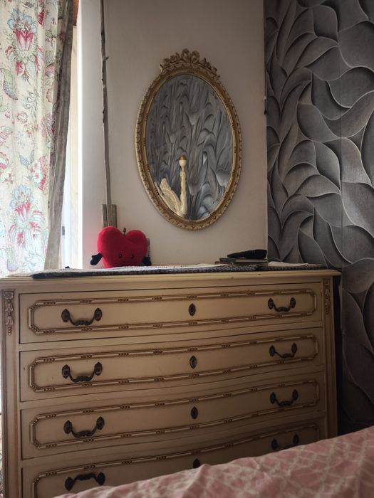 Mobília completa de quarto para dar pequenos restauros mas em óptimo estado.