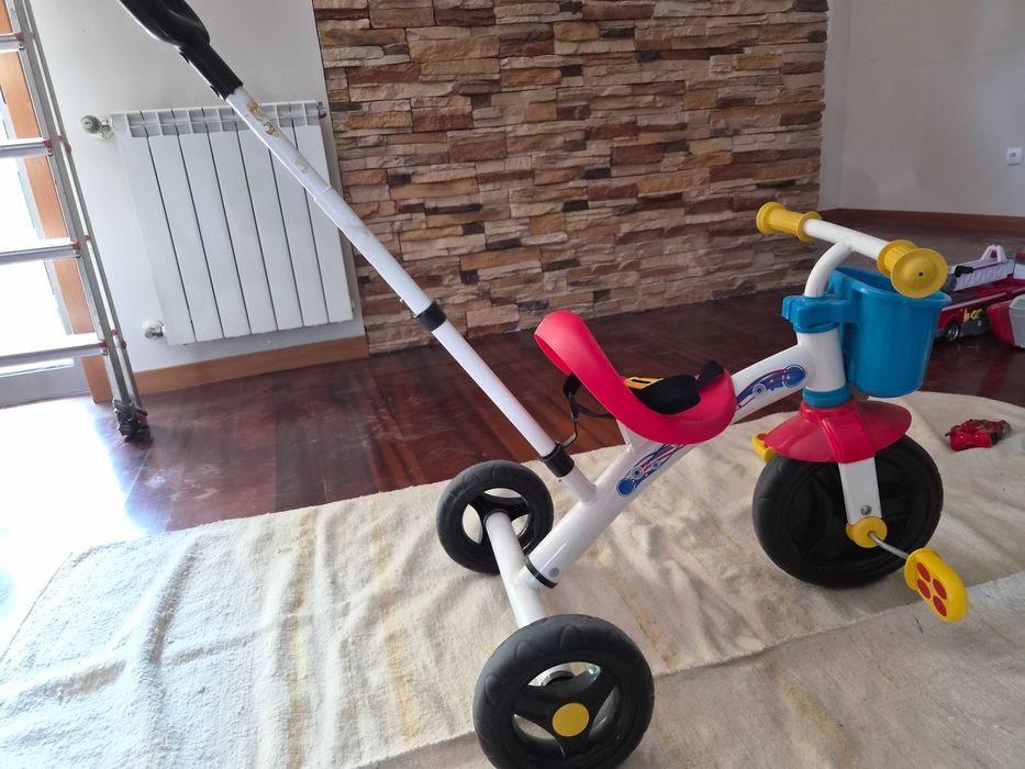 Triciclo infantil com pega parental e cesto  como novo