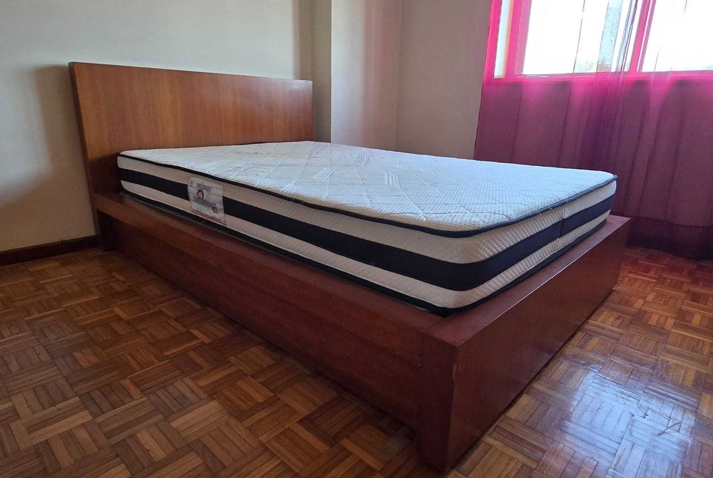 Cama com colchãon mesinha e secretária e TV 35 polegadas.