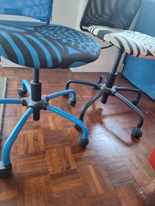 2 cadeiras de secretária ikea azul e preta