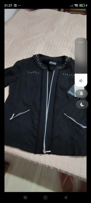 Blusas preto com fecho.