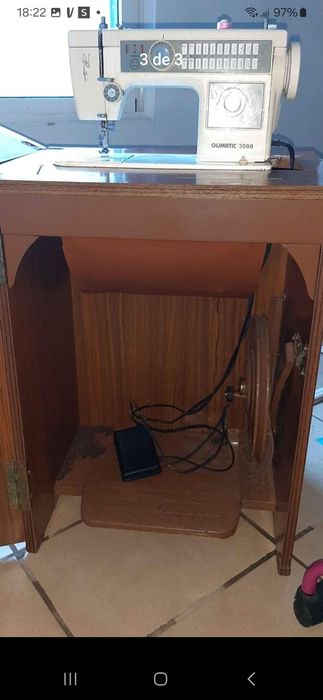 Maquina de costura a trabalhar