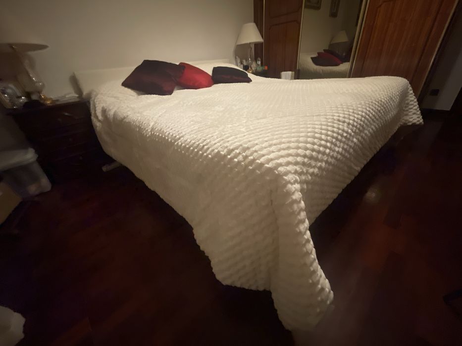 Cama 200x200 (king size) em pele bege + cabeceira + 2 colchões 90