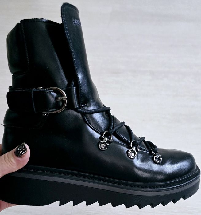 Sprzedam skórzane buty.