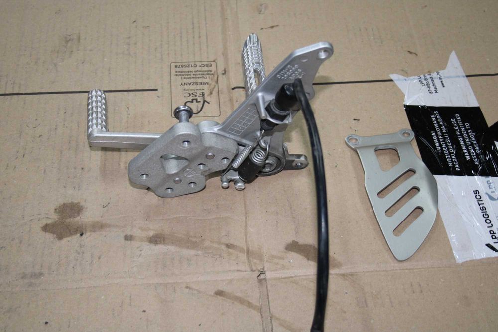 Set Prawy Podnóżek Dźwignia Hamulca Suzuki GSXR 750 K6 K7 06-07, 600