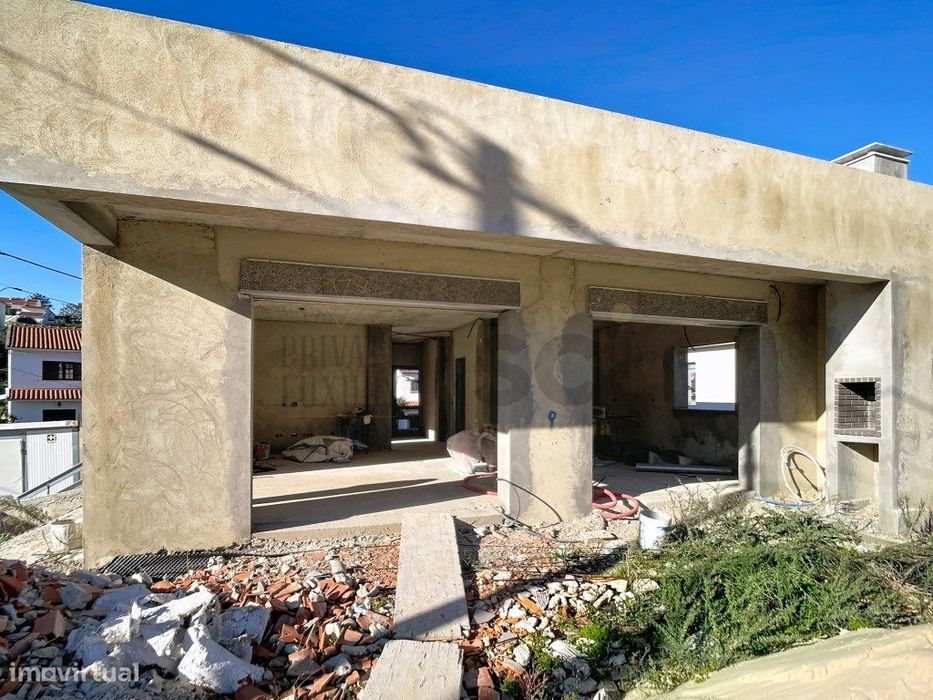 Moradia T4 independente com piscina e garagem em Sesimbra