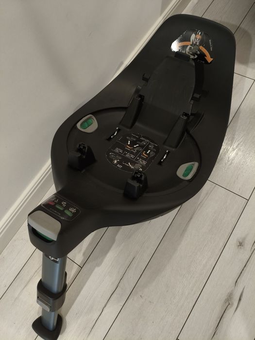 Fotelik samochodowy Cybex sirona z i-size wraz z bazą obrotową.