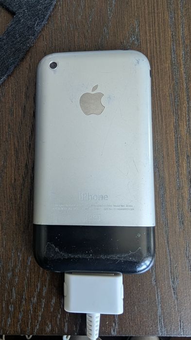 Pierwszy smartfon Apple - iPhone 1