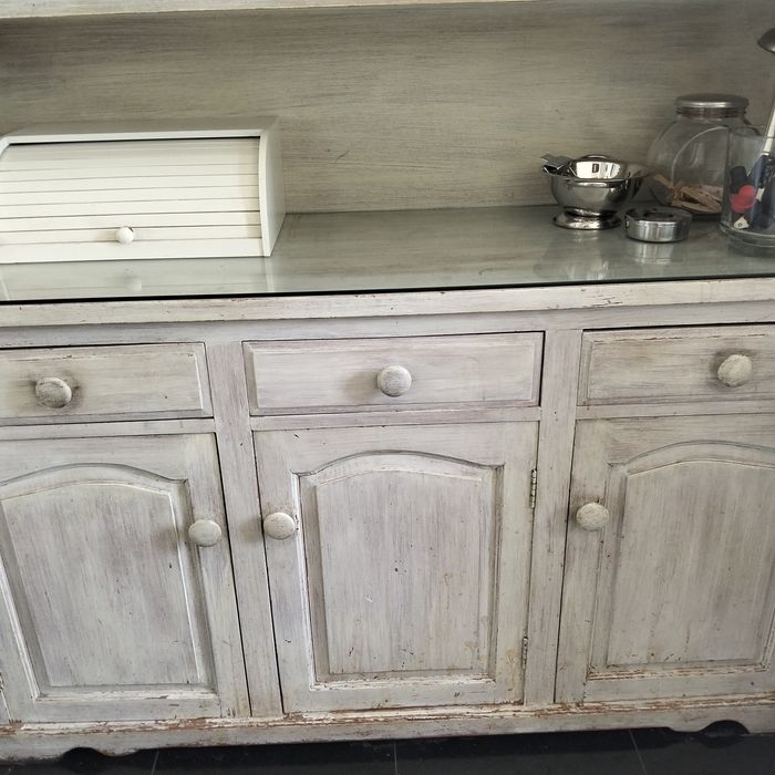 Aparador em pinho pintado, as prateleiras saem, ou seja podem ser usados em separado., cozinha ou sala.Transporte não incluído.