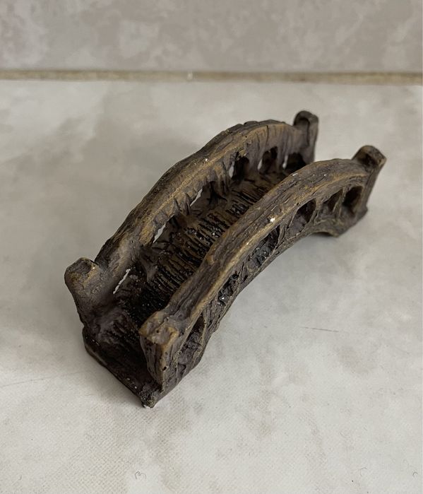 Pequena ponte decorativa para aquário