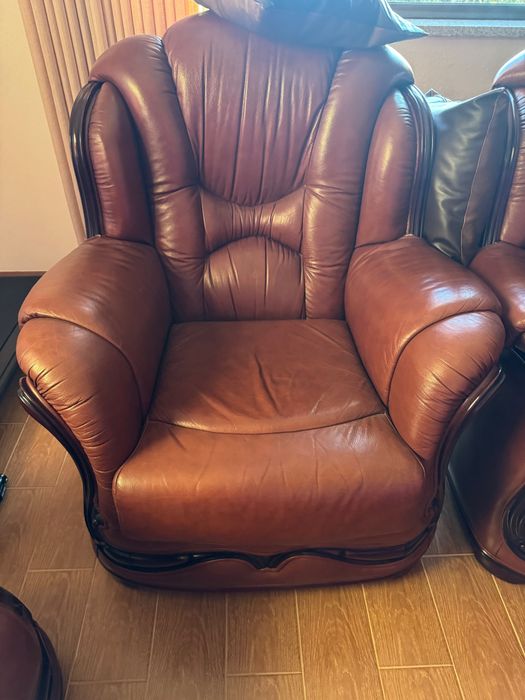 Sofas 1grande 2 pequenos em pele