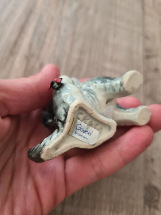 Goebel porcelanowa  figurka kotka z biedronką