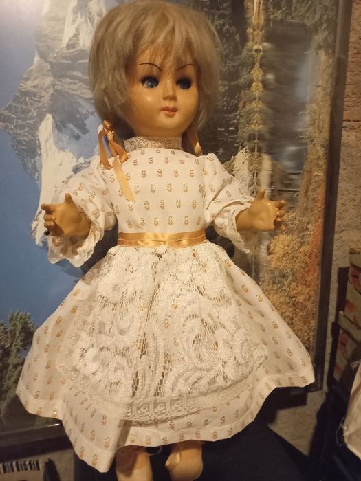 Boneca com cerca de 100 anos