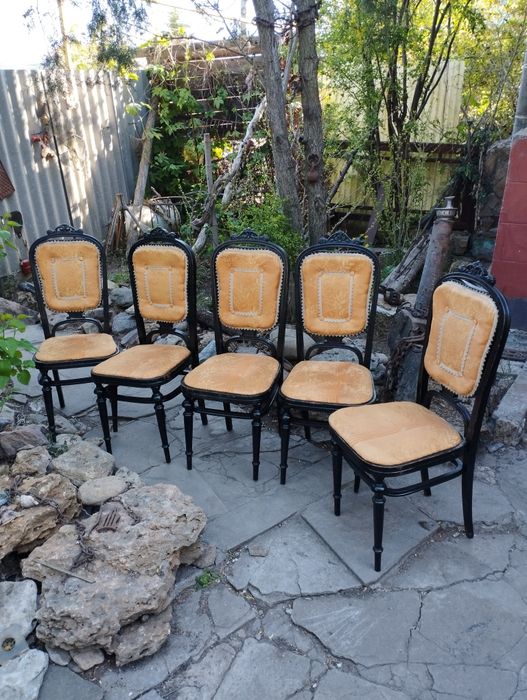 Стулья.  Старинные.    . Кушетка.    Мебель  старинная