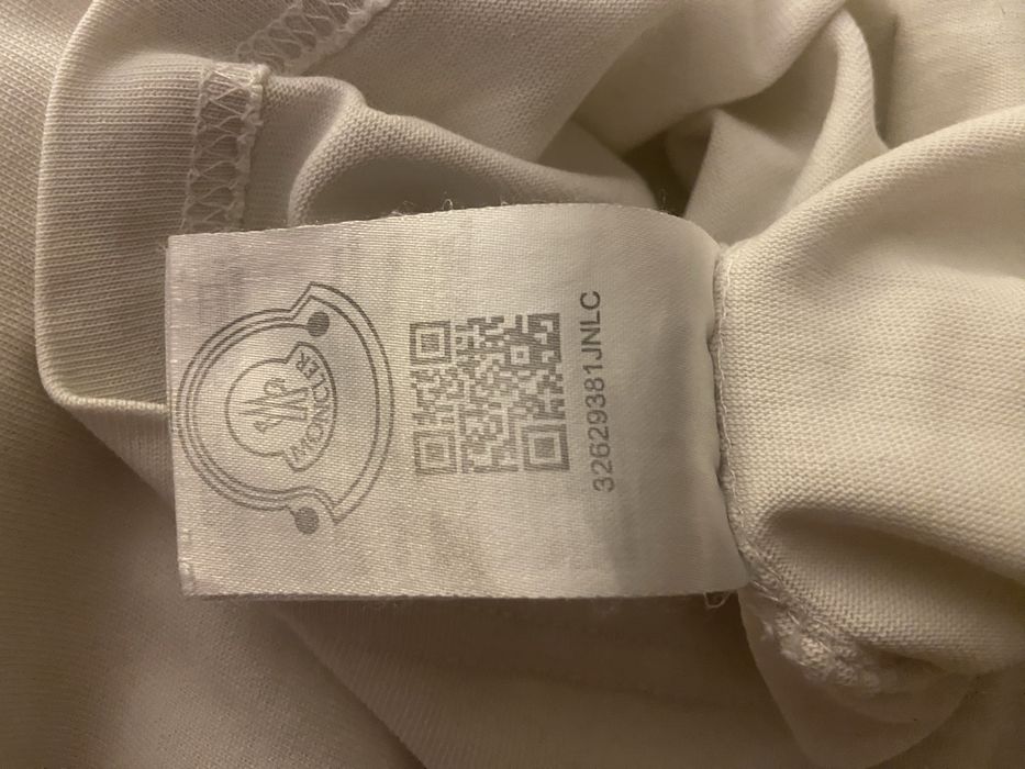 Moncler Logo Patch T-Shirt Branca