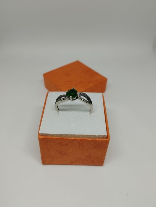 Srebrny pierścionek z zielonym kamieniem, próba 925, rozmiar 22