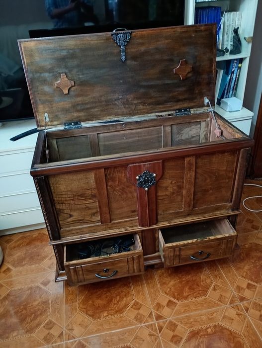 Arca em madeira maciça para roupa com duas gavetas largura 100m x 45cm