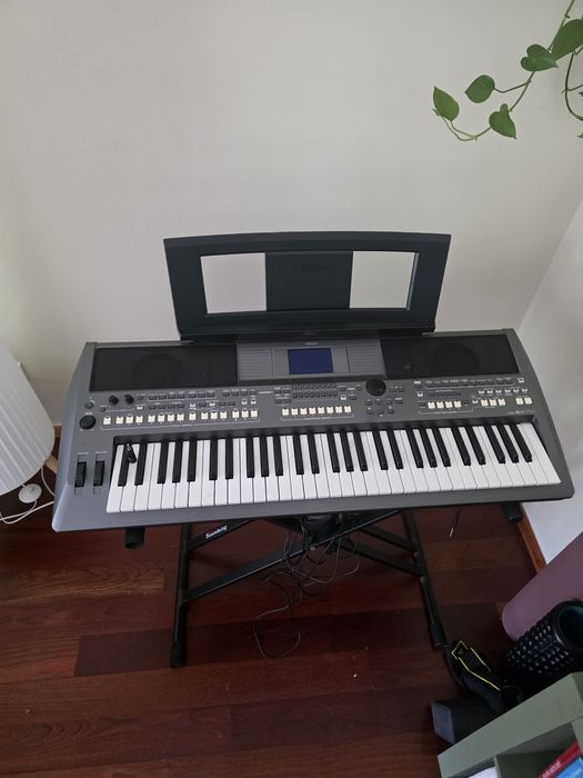 Yamaha PSR-S670 com suporte e pedal