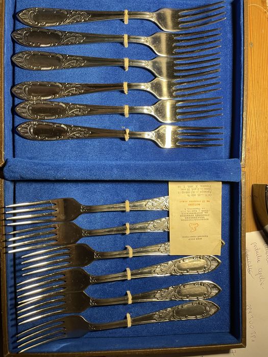 Piękne widelce nerż w szkatułce prl nowe