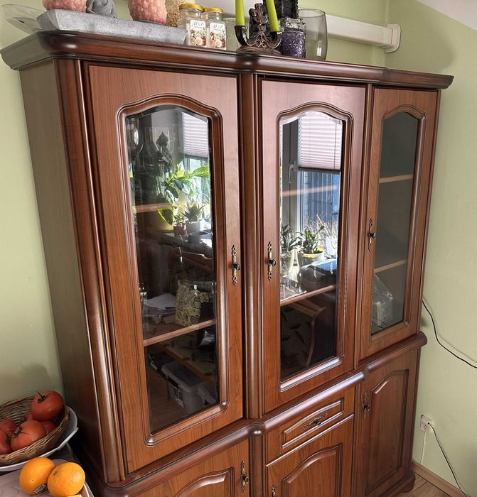 Szafa, ciemno brązowy mebel kuchenny, do pokoju.