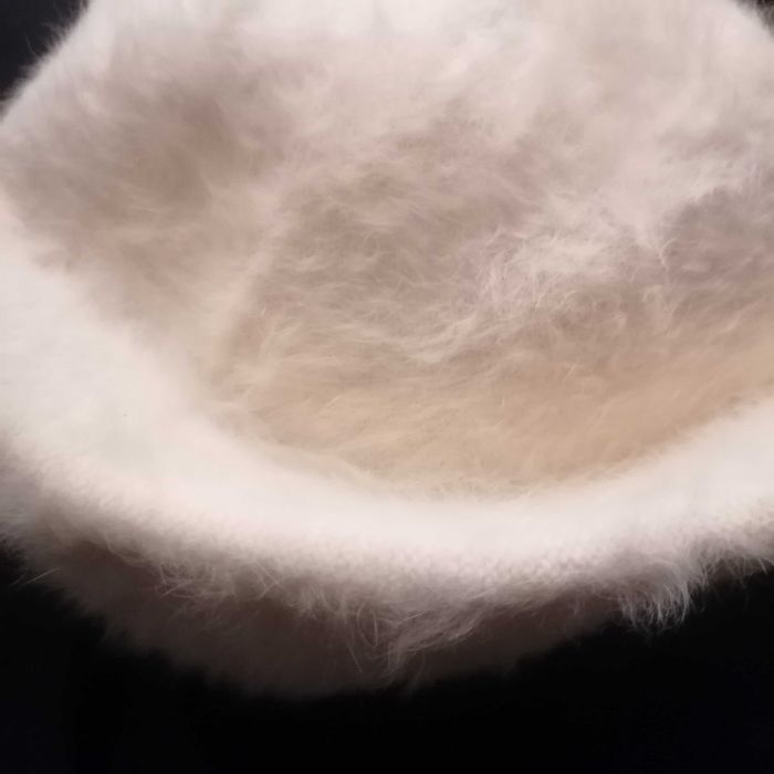 Czapka toczek w kremowym kolorze