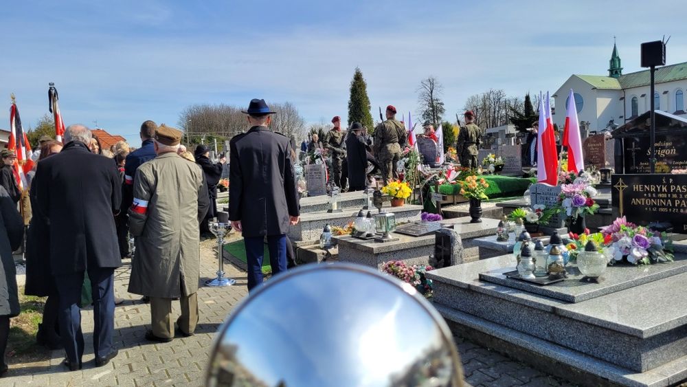 Zawodowy trębacz na pogrzeb. Cisza, trąbka, trębacz, oprawa muzyczna!