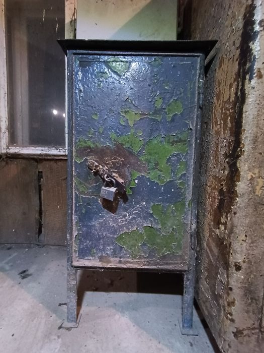 Металічні сейфи 3 штуки