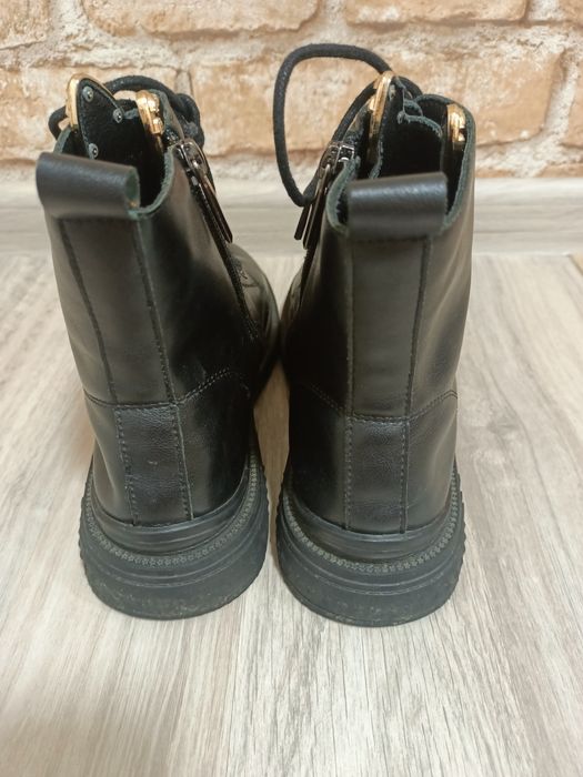 Взуття осінь-весна на дівчину.