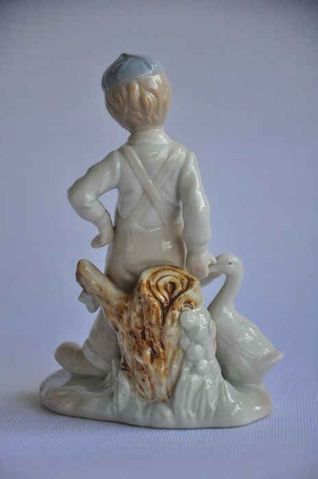 figurka chłopiec sygnatura