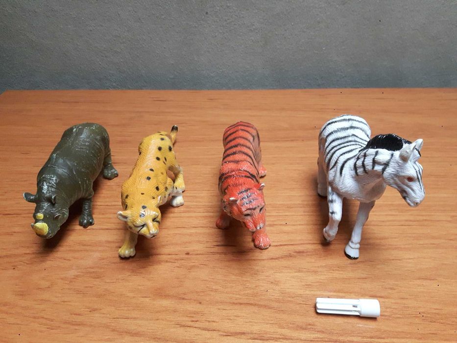 Brinquedos / Figuras / Miniaturas - Animais zebra, tigre, chita, rino