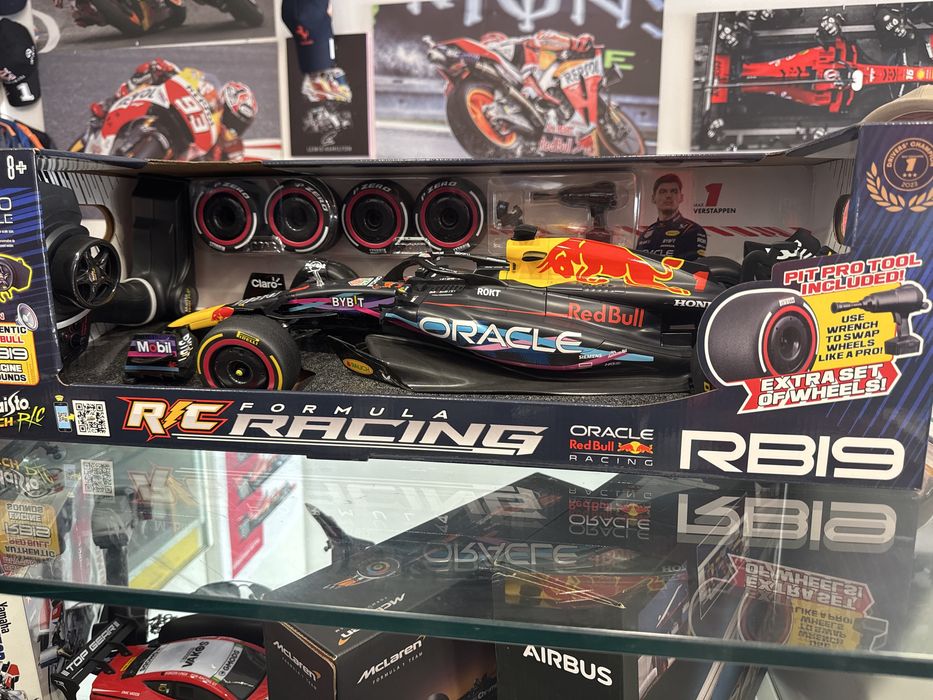 F1 Red Bull RB19 telecomandado. Escala 1:10