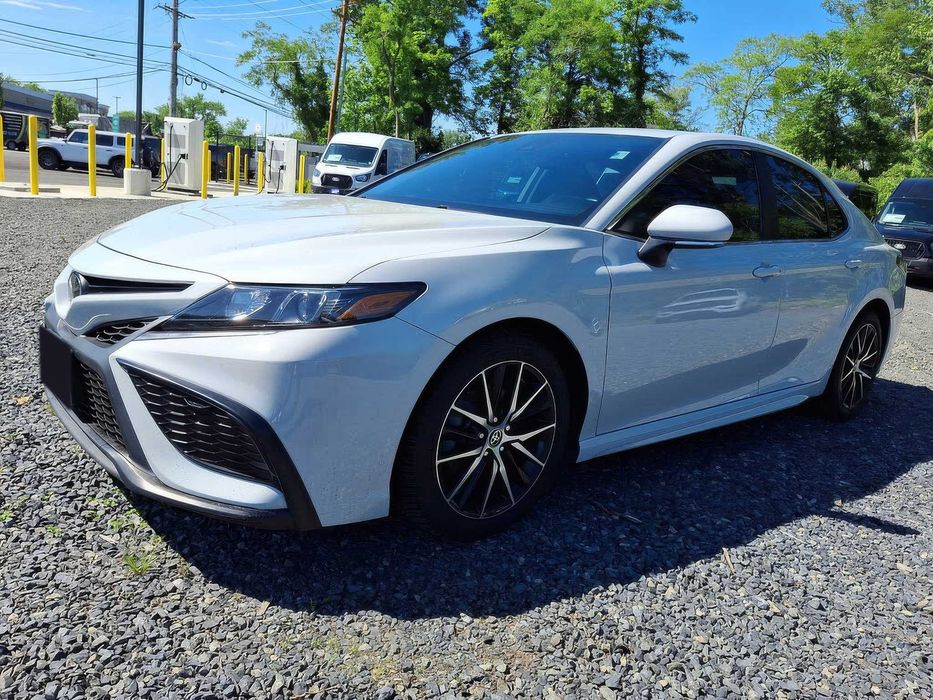 Toyota Camry      2023